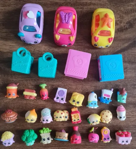 Kit com 24 shopkings originais, 3 carrinhos, sacolas, caixas e panfletos de receitas