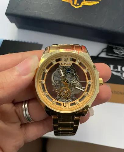 Relógio lige dourado