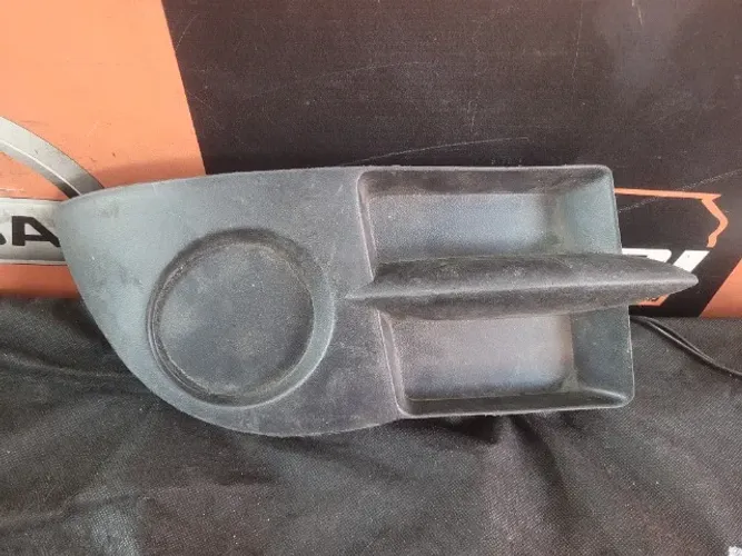 Moldura do Farol de Milha Direito Renault Clio 2006 a 2012  *6