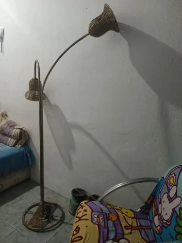 Luminária de chão vintage em vime