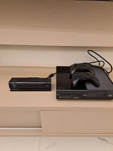 Xbox ONE, 2 controles + Kinect!