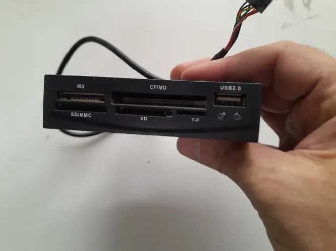 Leitor de cartão de memória para desktop