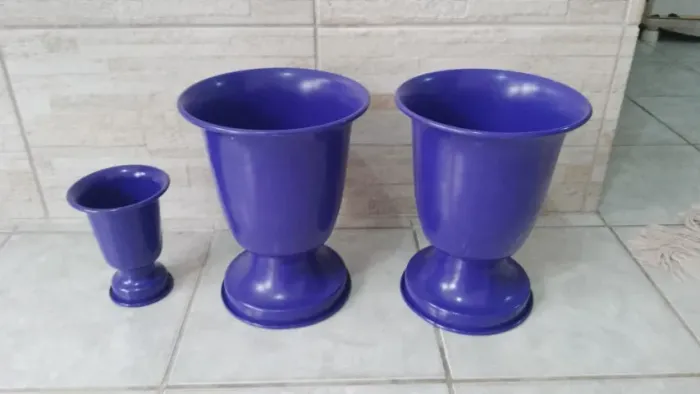 Vasos para tulipas em alumínio na cor azul