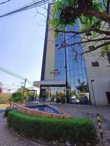 Aluga sala comercial na Av Juscelino K de Oliveira com 52 m2, com recepção 1 vaga.