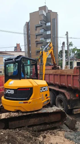 Mini escavadeira 5.5 toneladas | Locações diárias e mensais!