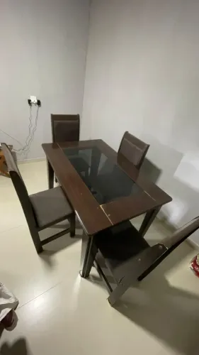 Mesa de Jantar com 4 Cadeiras - Vidro Central