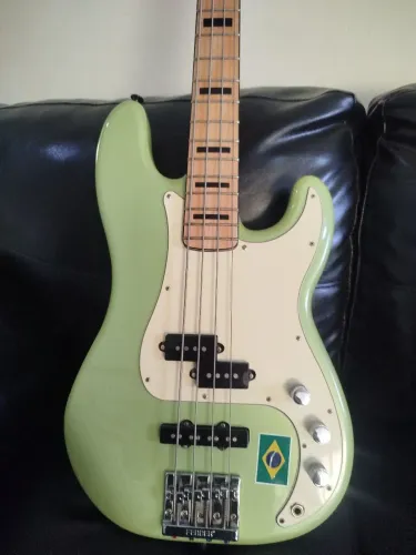 Baixo Fender Precision Bass