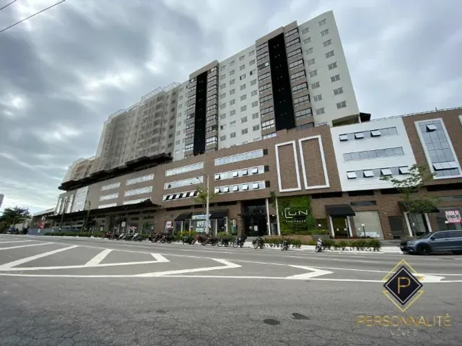OPORTUNIDADE APTO FRENTE SHOPPING 2DORM, 2 BWC, 1VG, localização top, venha morar bem