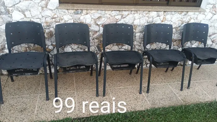 Cadeiras de Plástico Pretas - R$ 99