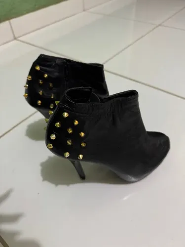 Botinha preta com spikes dourados tamanho 34
