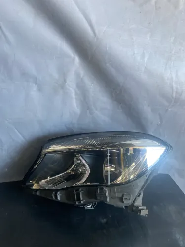Farol Mercedes GLA 200 lado esquerdo 