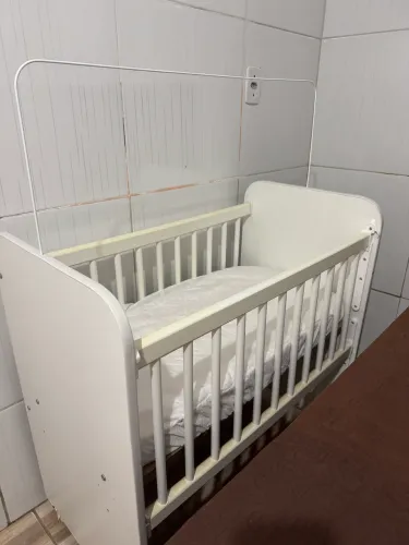 Mini berço com grade móvel e com colchão impermeável
