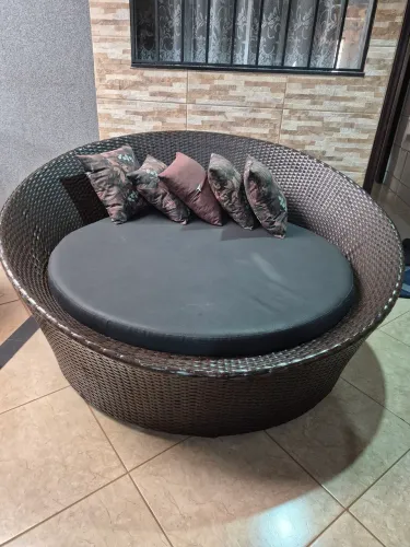 Damoradeira de junco com almofadas.