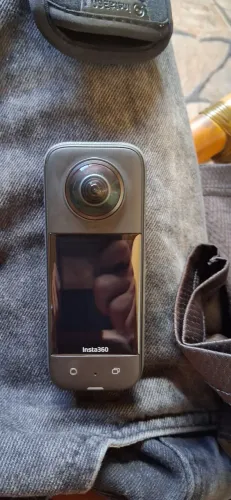 Câmera Insta360 com bastão de carbono