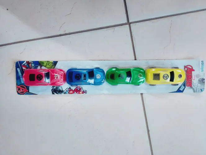 kit de 4 carrinhos temáticos dos Vingadores da marca Etitoys.