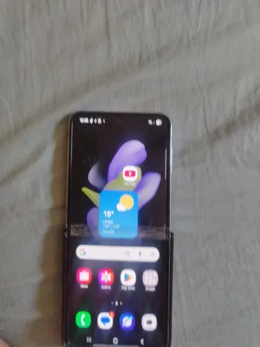 Celular Samsung z Flip 4 com o flex estragado só 800 reais o resto funciona tudo