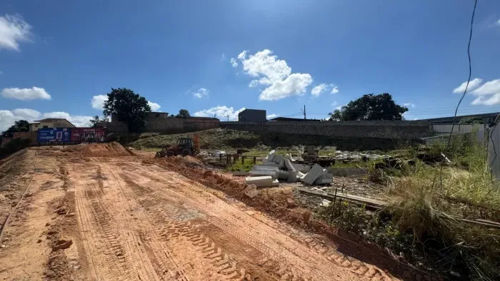 Área comercial de 2.964 m² com 90 m de frente para a Av. Cristiano Machado.
