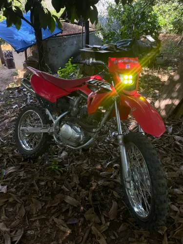 Moto montada pra trilha