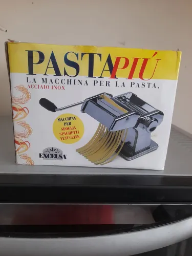 Máquina de fazer macarrão em aço inox Italiana. Marca Exelsa com secador de massa. 