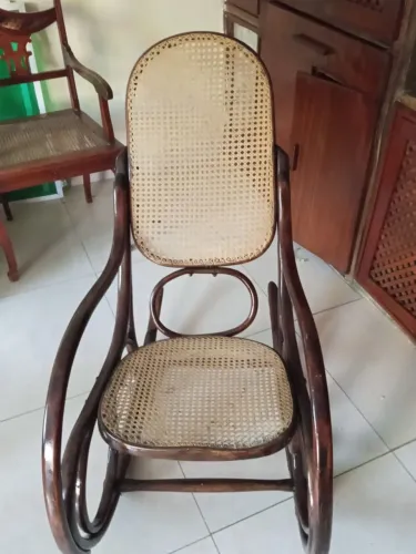 Cadeira de balanço antigo austríaca estilo (thonet)t