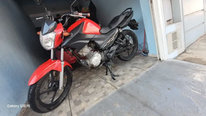 Moto factor 150 bem conservada