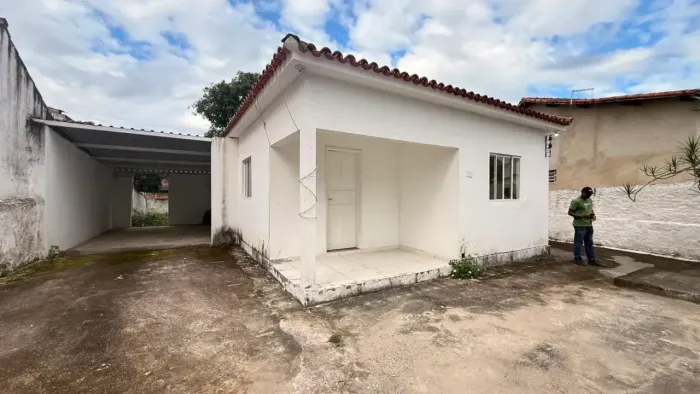 Casa com 3 quartos, garagem e quintal grande