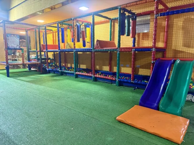 Playground com piscina de Bolinha e Cama Elástica 