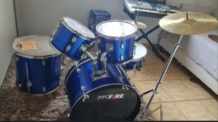 Bateria pro fire completa + prato B8 sabian de brinde + baquetas de brinde