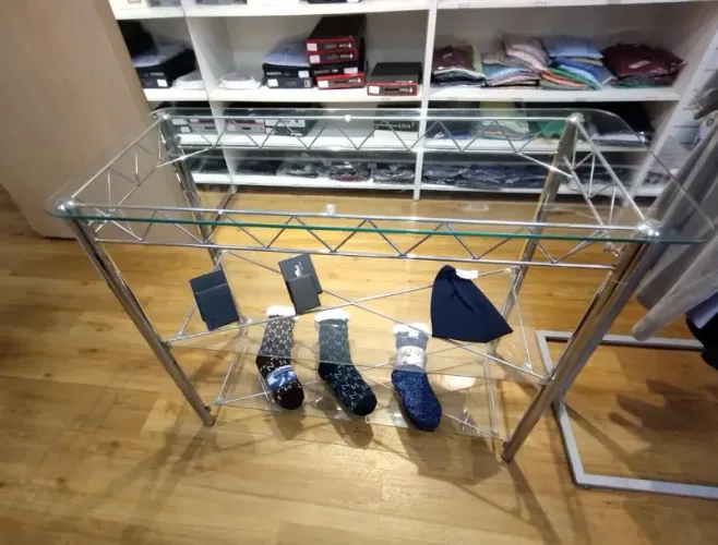 Mesa cromada com vidros e duas prateleiras 
