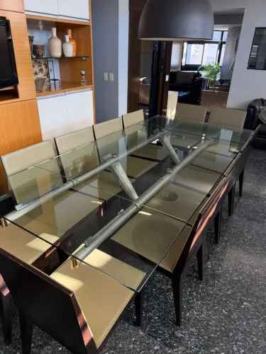 Mesa italiana com tampo de vidro retrátil de 12 lugares e 12 cadeiras