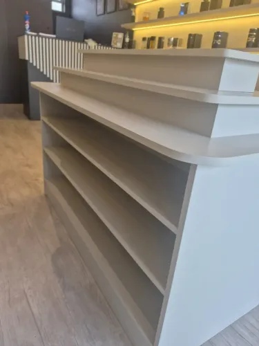 MÓVEL EXPOSITOR / BALCÃO EM MDF
