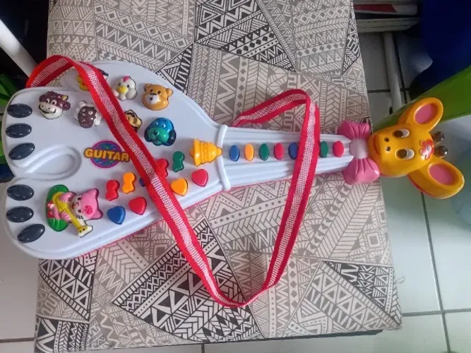 Guitarra infantil a pilha