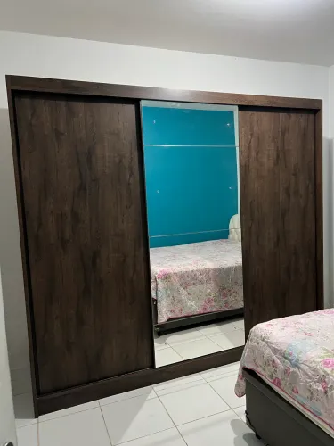 Guarda roupa grande com espelho