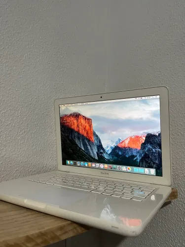 MacBook white macbook 13 inch late 2009