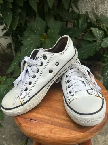 Tênis Converse All Star Chuck Taylor em couro sintético branco, tamanho 35