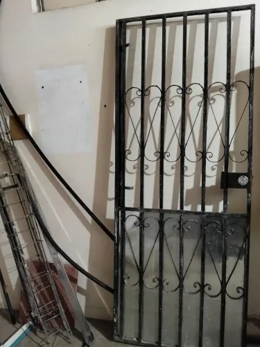 Portão de grade pequeno 