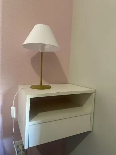 Mesa de cabeceira com gaveta em MDF