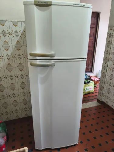 Geladeira em perfeito estado, porém um pequeno problema  no termostato. 