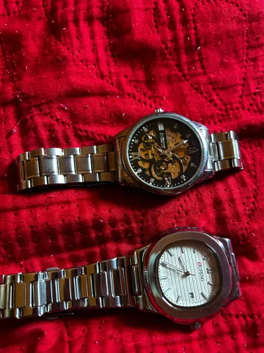 Vendo 2 relógios perfeitos é bastante elegante