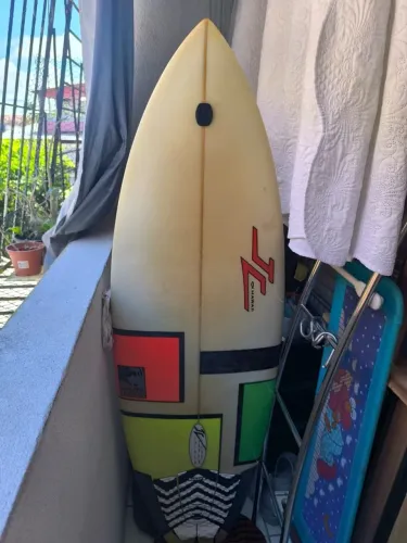 Prancha tamanho 5.9 acompanha capa strep e astro deck pequeno detalhe na rabeta valor 750