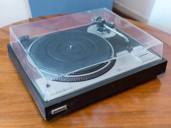 Toca-discos Gradiente DD-1 vintage funcionando