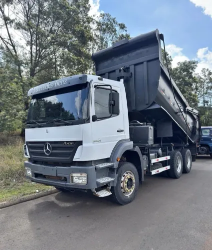 MB 2831 ano 2011, 6x4, com caçamba Rossetti de 14 m em aço Hardox, no Paraná