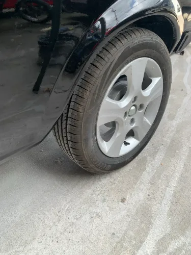 Rodas 15 novas obs ler anúncio com pneus novos no cabelo