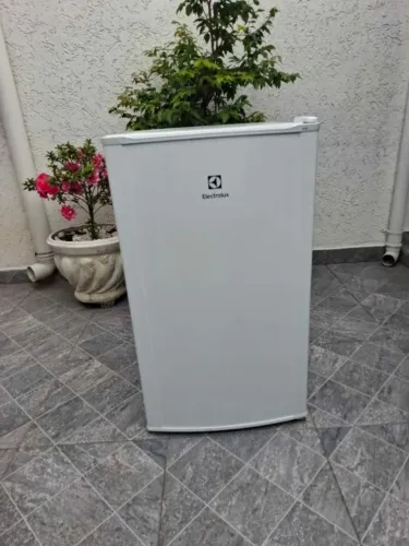 Frigobar Electrolux 127V Modelo RE 120 na cor branca