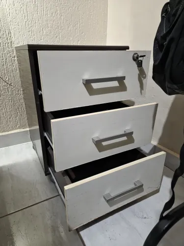 Mesa de cabeceira 3 gavetas 