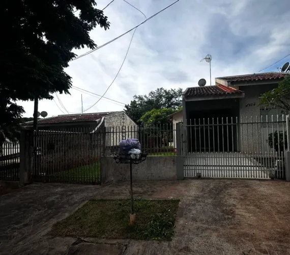 Terreno amplo com 453m² e duas casas para reforma e renda ativa no Champagnat em Maringá