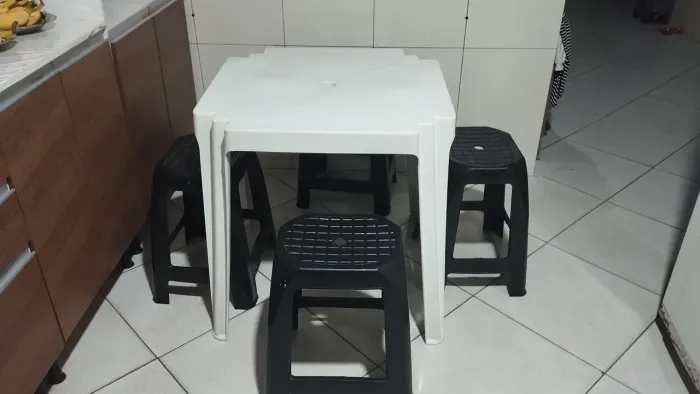 Mesa de plástico com 4 banquinho