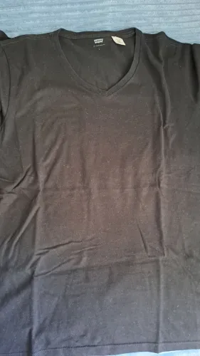 Camisetas decotes em V, quase sem uso, saíram com a cor desfocado, cores pretas. 50 reais 