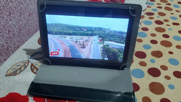 Tablet 10 polegadas da pritom 2 de gingas ram,com capa e carregador. Meu zap *89
