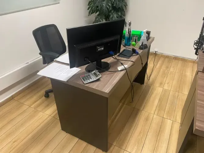 Mesa de Escritorio Diretor MDF Carvalho com Painel - Guarulhos Centro